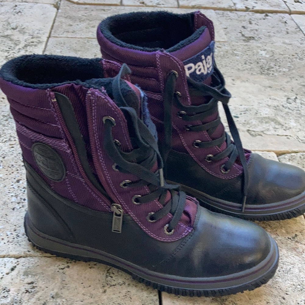 Great pair of men’s Pajar boots.  Darker purple/black.